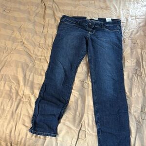 Brand is Hollister jean legging. The size.13S W31 L27